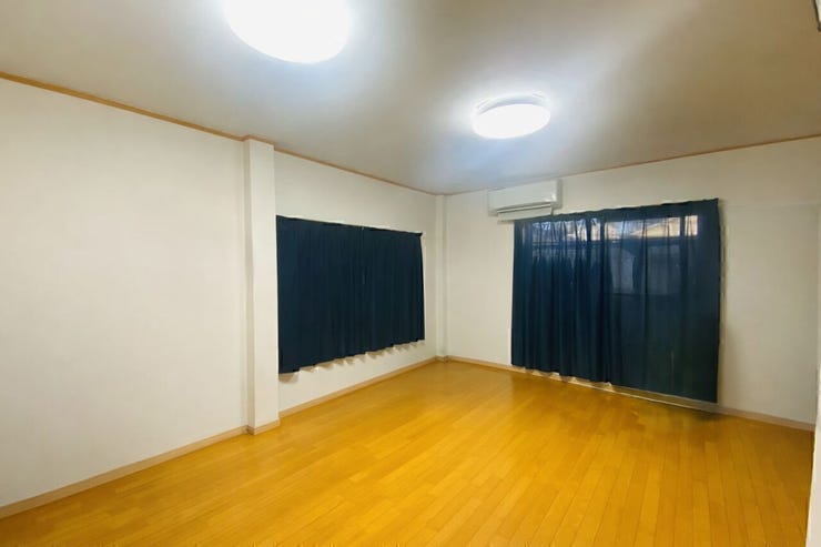 明るく使いやすい2面採光の洋室☆
家具配置がしやすく、快適に過ごせる空間です。
※AIによる家具消しを行っております。