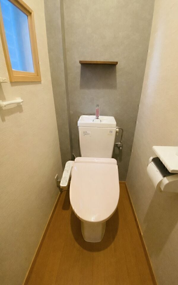 お手洗いは2カ所にあり、朝の支度時や来客時にも便利。