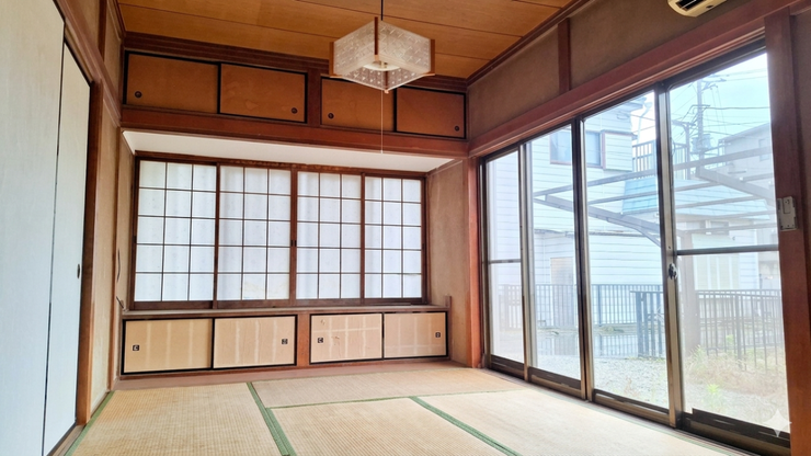 1階8帖和室 朝は東から日中帯は南からの採光も十分に取れる間取りとなります