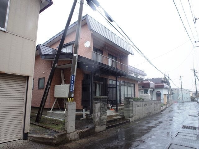 【外観】
曇り空の日でもしっかり日当たりを感じられる環境です。敷地の裏側に建物がなく、光を遮られにくいため、室内まで自然光が届きやすいです。