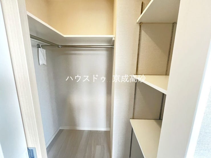 人気のウォークインクローゼットが備え付けられております♪収納が広々としているとインテリアや家具のレイアウトにもこだわることができますね。全居室収納付きで機能性にも優れた住宅です☆