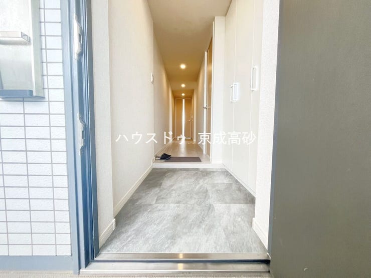 上質感漂う玄関です♪居住者の帰り、訪れる方を優しく迎える・安らぎに満ちた生活空間を予感させるようなその佇まいが魅力的ですね。「行ってらっしゃい」「おかえりなさい」が溢れるような明るい空間です☆