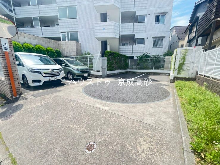 敷地内にある駐車スペースです。空き状況は、お気軽にお問合せください。