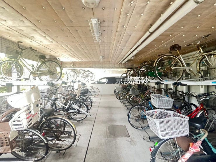 きちんと整備された駐輪場。住む方の心遣いが感じられます。空き状況は、お気軽にお問合せください。