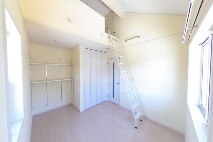 ●5.25帖北側洋室●上部にはロフトもあり、お子様部屋にもピッタリのサイズ感です。クローゼット横の可動棚の下には机を置いて、ワークスペースや勉強スペースにピッタリ♪(甲府市蓬沢 中古物件)