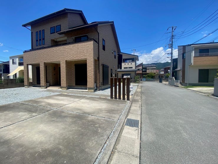 前面道路は車通りも少なく、幅もゆったりなのでお車の入出庫も楽々です♪(甲府市蓬沢 中古戸建)