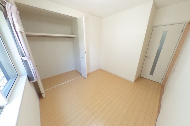 ●5.5帖1階洋室●1階にお部屋があると老後や親御さんとの同居、ゲストルームにも重宝します。和室とは引き違い戸で仕切られています。(甲府市蓬沢 中古住宅)