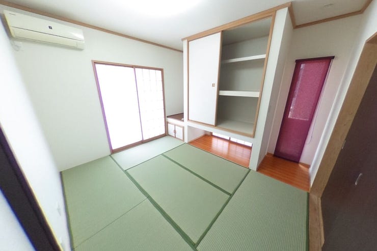 ●1階和室●エアコン付きです。1階にお部屋があると老後や親御さんとの同居、ゲストルームにも重宝します。洋室とは引き違い戸で仕切られています。(甲府市蓬沢 中古物件)