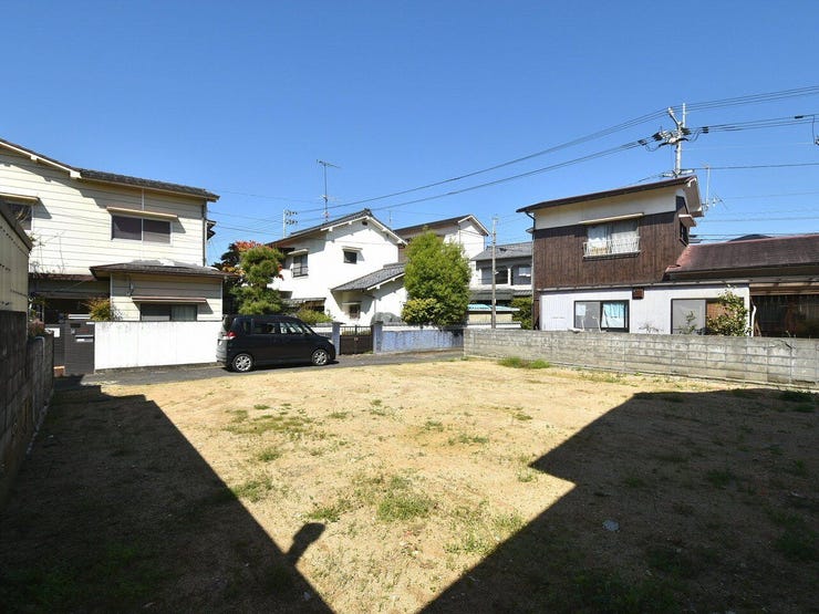 敷地内を南東側より撮影