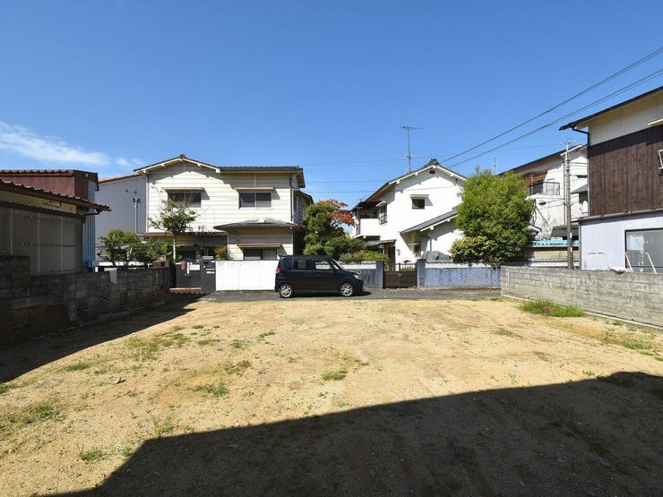 敷地内を東側より撮影