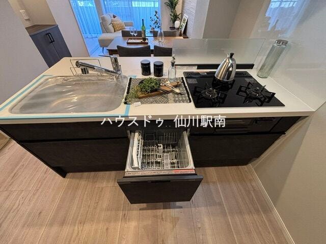 ペニンシュラのシステムキッチン新規設置♪
3口コンロ、食洗器付き