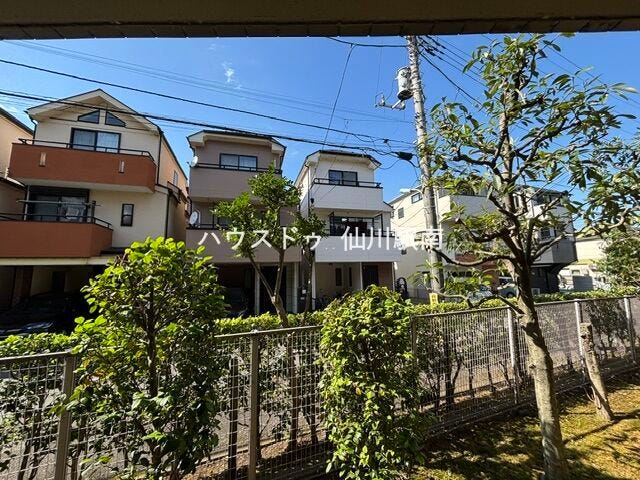 玄関前も明るい