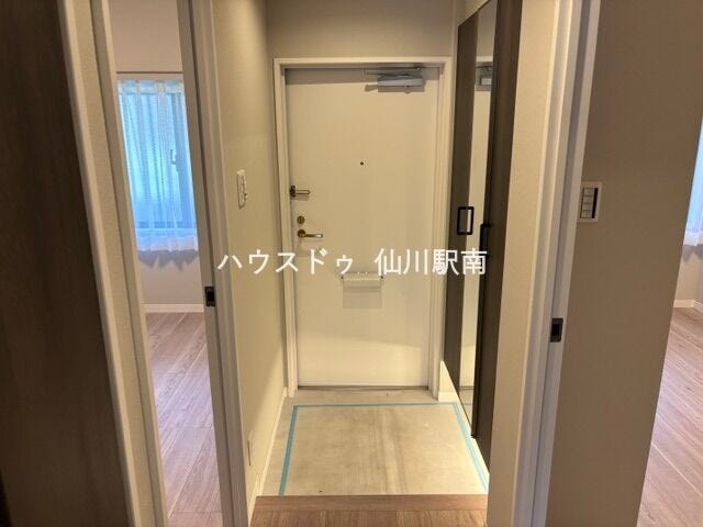 玄関は足元に間接照明♪