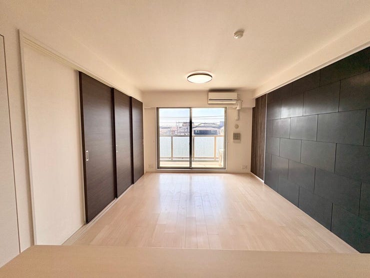 【リビング】
バルコニーからたっぷり光が差し込む明るいLDK♪奥行きのある空間で開放感もあり、ゆったりと過ごせます◎