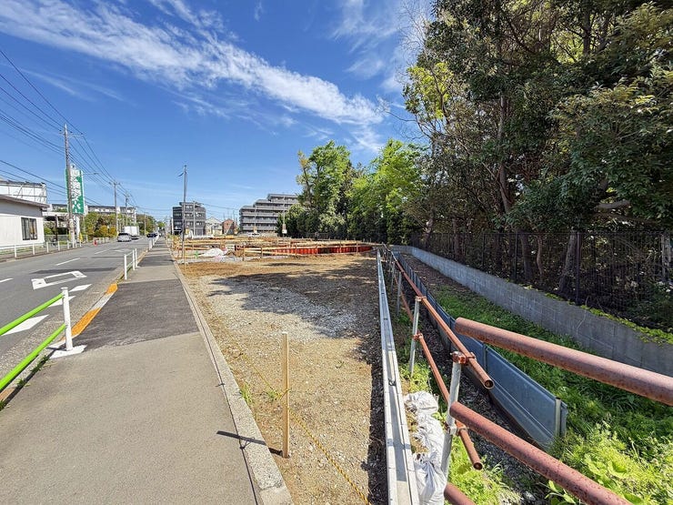 分譲地内の様子がわかる写真です。空が広く、明るい印象の現地です。