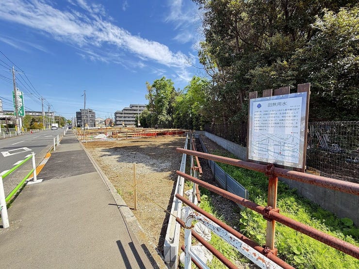 道路側から現地を見た一枚です。前面の見通しや接道の雰囲気が確認できます。