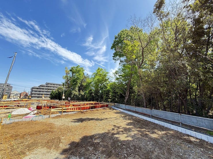 建築中の現地を正面から確認できます。完成後の外構まわりも想像しやすい写真です。