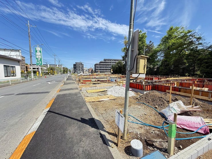 見通しのよい道路沿いの現地です。周囲の雰囲気も合わせてご確認いただけます。