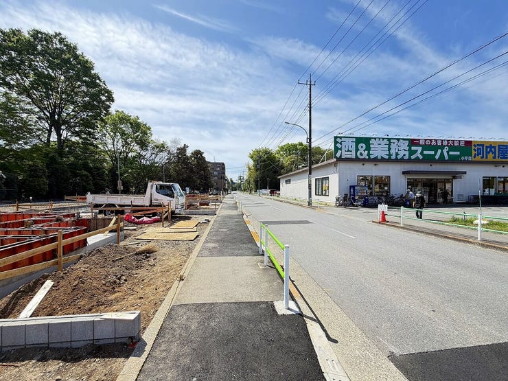 歩道側から見た現地です。通行時の雰囲気や周辺環境をイメージしやすいです。