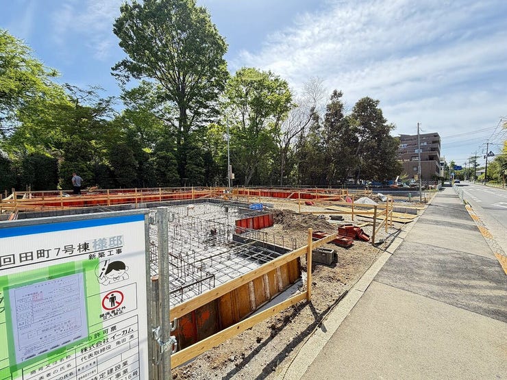 現地と区画図を合わせて確認できます。周辺との位置関係も把握しやすい写真です。