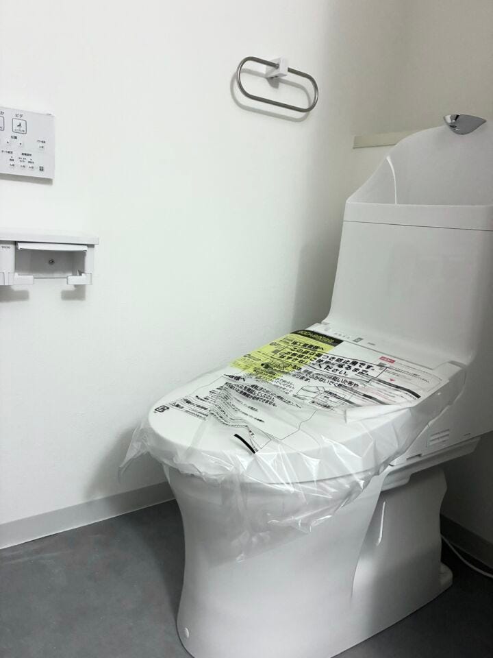 白基調のトイレにグレーの床で清潔感があります♪