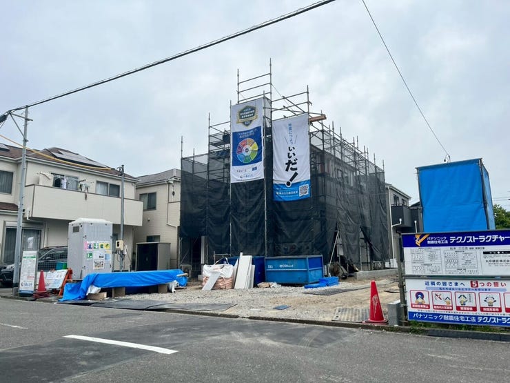 右側からの外観写真になります。