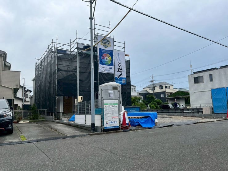 左側の外観写真になります。