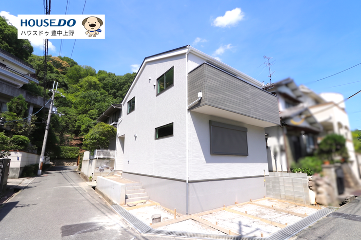 邸宅が立ち並ぶ「箕面2丁目」に新築戸建てが誕生いたしました。高台に位置し、静かで緑豊かな住環境。教育施設も充実していて子育て世帯のファミリー層にもおすすめのお住まいです。