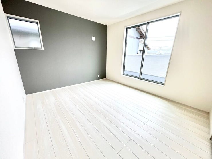 壁紙がオシャレで、とても使いやすい形と広さのお部屋です