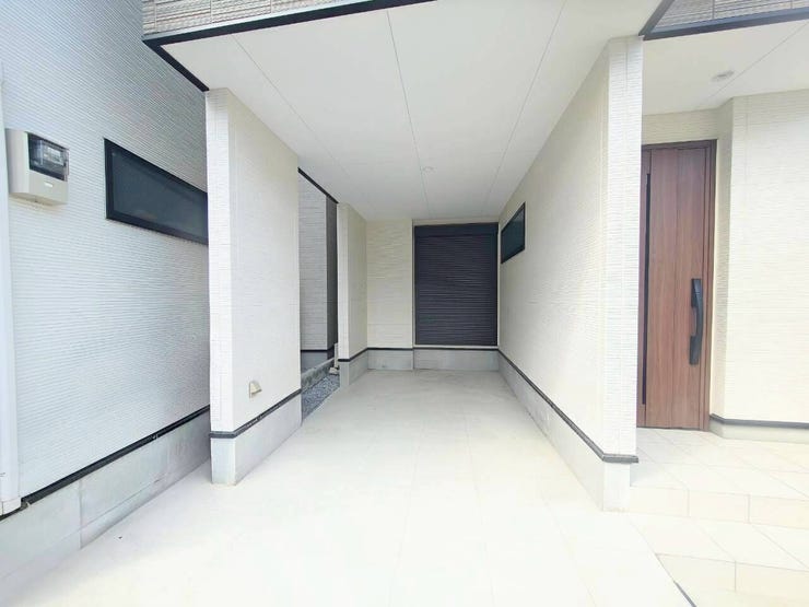 屋根付き駐輪場で奥のシャッターから1階の納戸に入れます