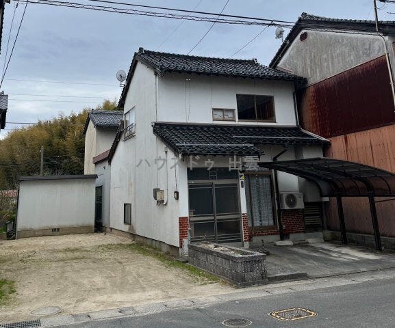 【外観】
敷地内に駐車スペースあり!離れと中庭がある2階建の中古物件です。リフォーム・リノベーションのお見積り可能です。お気軽にお問合わせください。