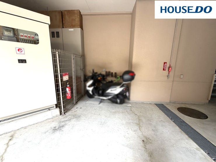 屋内バイク置き場:月額1500円、バイクシール貼付要(無償)♪全長:2000mm・2200mm、全幅:900mm。2026年4月現在空き有り(1台)。空き要確認。