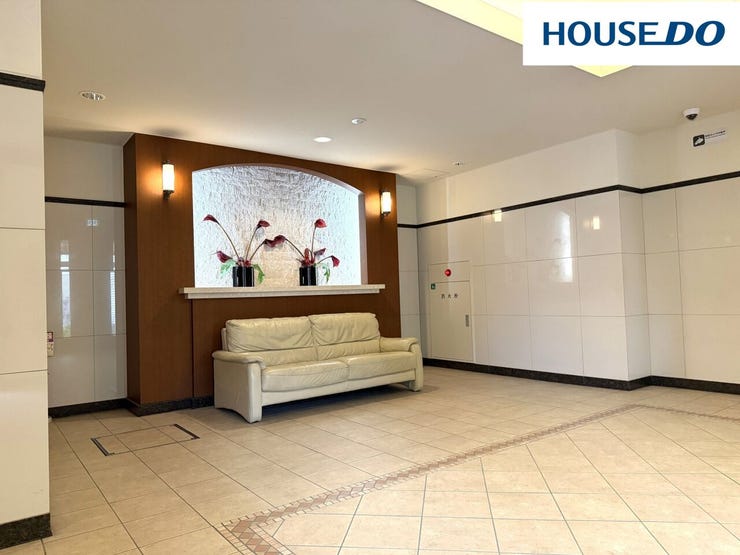 待ち合わせや友人とのおしゃべりなど、様々な活用方法があるロビー♪来客があった時に簡単に用事を済ます場所としてもお使いいただけます☆エントランスホールに医療機器「AED」を設置(リース対応)☆