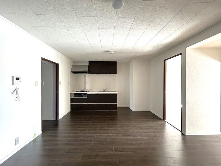 【ダイニングキッチン】
LDK13帖♪ブラックカラーのキッチンとフロアの木目の相性◎
グレーの家具を置いてモダンスタイルの部屋にも出来そうですね♪