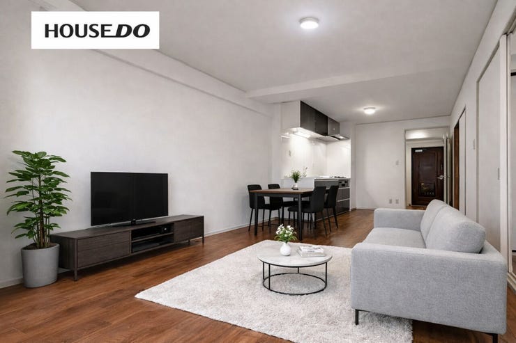 【リビング】
ゆったりとした広さのあるLDK。ソファやダイニングを置いても圧迫感が出にくく、家族での時間をのびのび楽しめそうです。※AIでインテリアを配置したイメージ図です