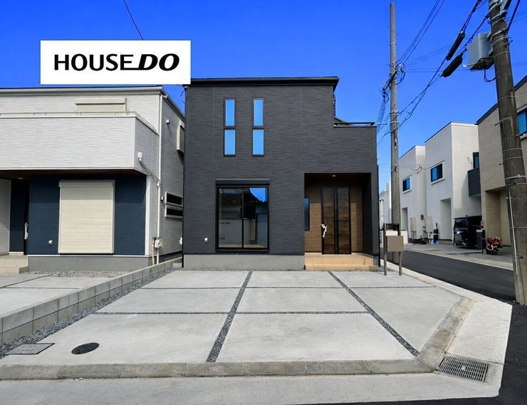 【外観】
ゆったり駐車スペース付きの新築戸建。
落ち着いたシックな外観デザインが街並みに自然に馴染みます。