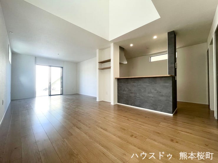 ■安らぎと笑顔の中心地■陽光が優しく降り注ぎ、会話が自然と弾む。ここでは、毎日が特別な時間へと変わります。