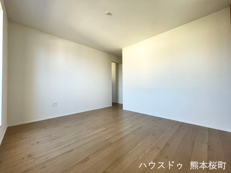 ■2階8帖洋室■心からリラックスできる静けさ、上質な眠りで、毎日をリセットします。明日への活力を養う空間です。