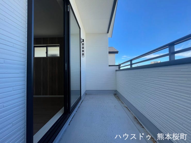 ■空の下の開放的な特等席■日光浴や読書、外の空気を感じながらリフレッシュ。暮らしを豊かにする、もう一つの心地よい空間です。