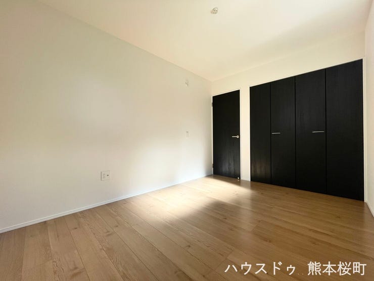 ■2階6帖洋室■寝室、書斎、趣味の部屋。家族の成長やライフスタイルに合わせ、様々な使い方ができる快適な空間です。