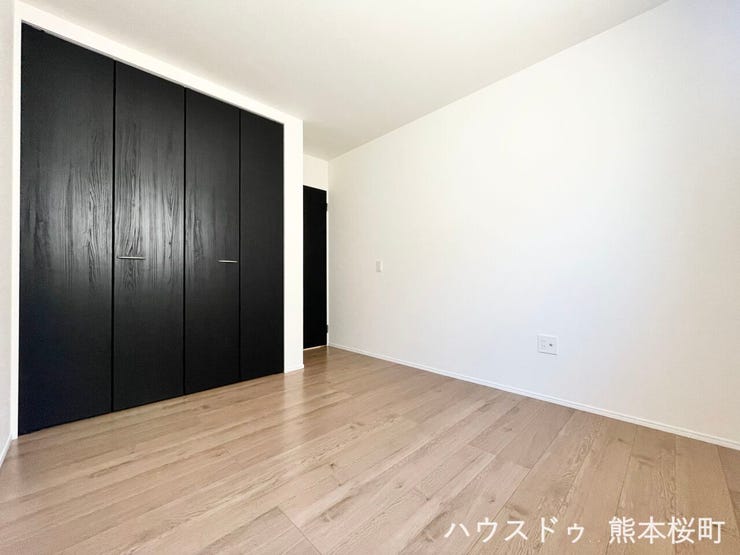 ■2階5.2帖洋室■寝室、書斎、趣味の部屋。家族の成長やライフスタイルに合わせ、様々な使い方ができる快適な空間です。