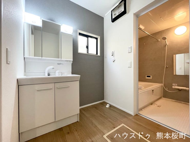 ■清々しいリフレッシュ空間■自分を磨き、気持ちを切り替える。心地よい光が差し込むプライベートスペース。