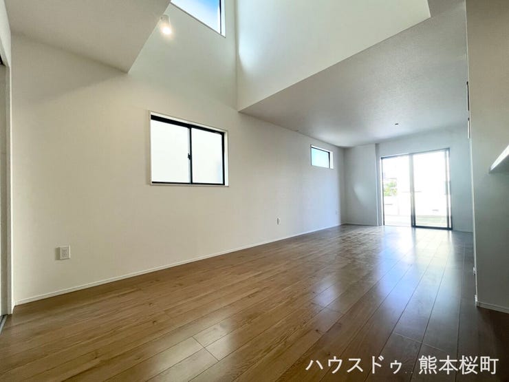 ■安らぎと笑顔の中心地■陽光が優しく降り注ぎ、会話が自然と弾む。ここでは、毎日が特別な時間へと変わります。