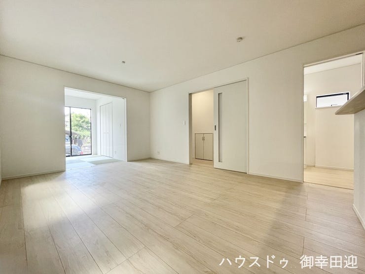 ■安らぎと笑顔の中心地■陽光が優しく降り注ぎ、会話が自然と弾む。ここでは、毎日が特別な時間へと変わります。
