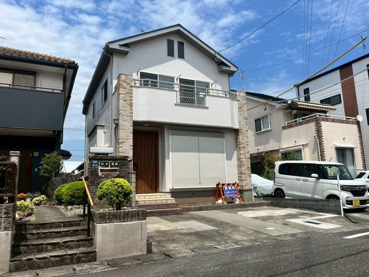 左側からの外観写真になります。