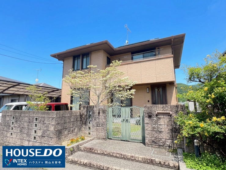 【外観】
【青空に映える、重厚感漂う邸宅】
落ち着いた色調の外壁が高級感を醸し出す、風格ある佇まい。カーポート完備でお車を大切に保管でき、門扉の先には緑豊かな植栽が家族やゲストを優しく迎えます♪