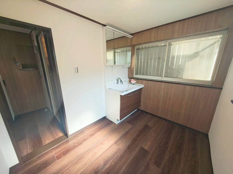 廊下に棚があるので片づけしやすいです!