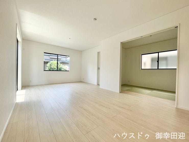 ■安らぎと笑顔の中心地■陽光が優しく降り注ぎ、会話が自然と弾む。ここでは、毎日が特別な時間へと変わります。
