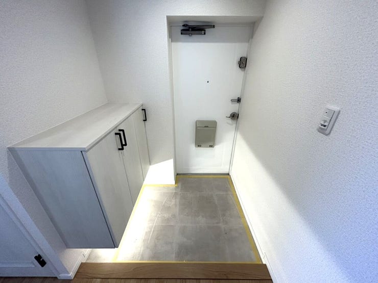 ◆落ち着いた配色の玄関
お足元にはフットライト付き。