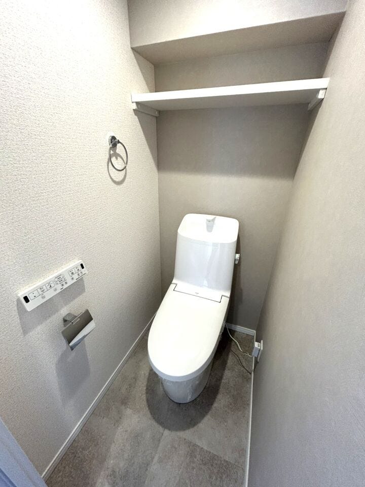 ◆温水洗浄便座付きのトイレです。暖房機能搭載で冬でも便座が温かく使用できて快適です♪